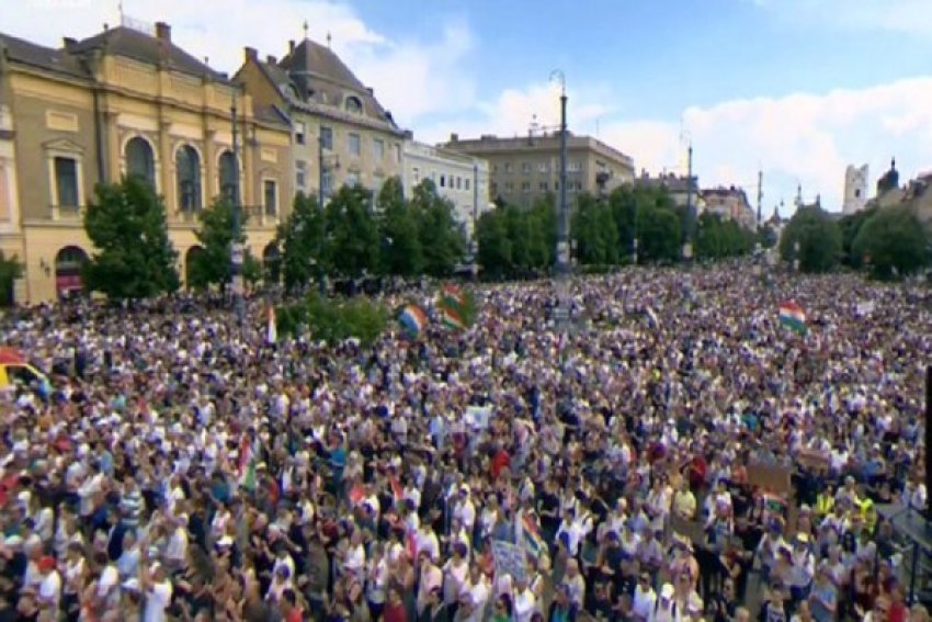 Mijëra hungarezë protestojnë në bastionin e Viktor Orban