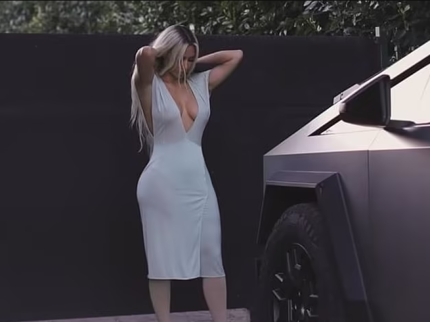 Kim Kardashian tregon linjat e saj në një fustan të ngushtë, teksa del në Santa Barbara