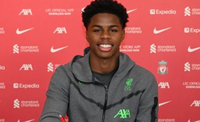 Djali i ish-futbollistit të Premier firmos kontratë profesionale me Liverpoolin
