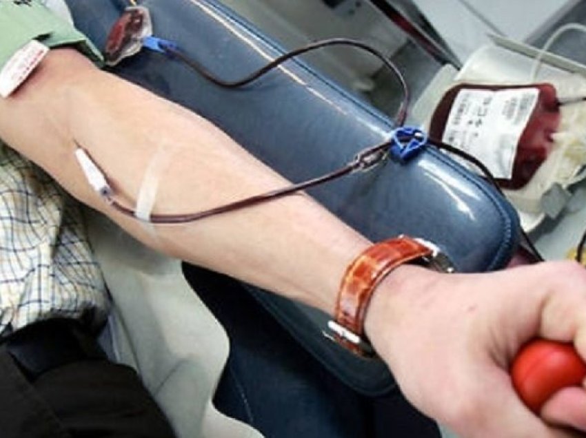 Mjekja hematologe: Meshkujt janë frikacakë, nuk shpohen për të dhuruar gjak