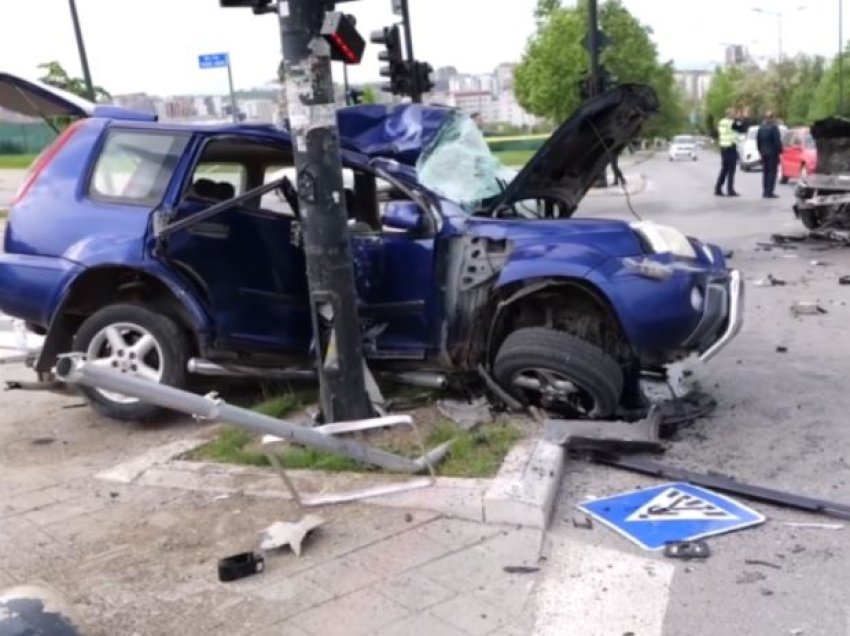 Aksident i tmerrshëm trafiku në Prishtinë: Pamjet tregojnë forcën e përplasjes mes dy veturave