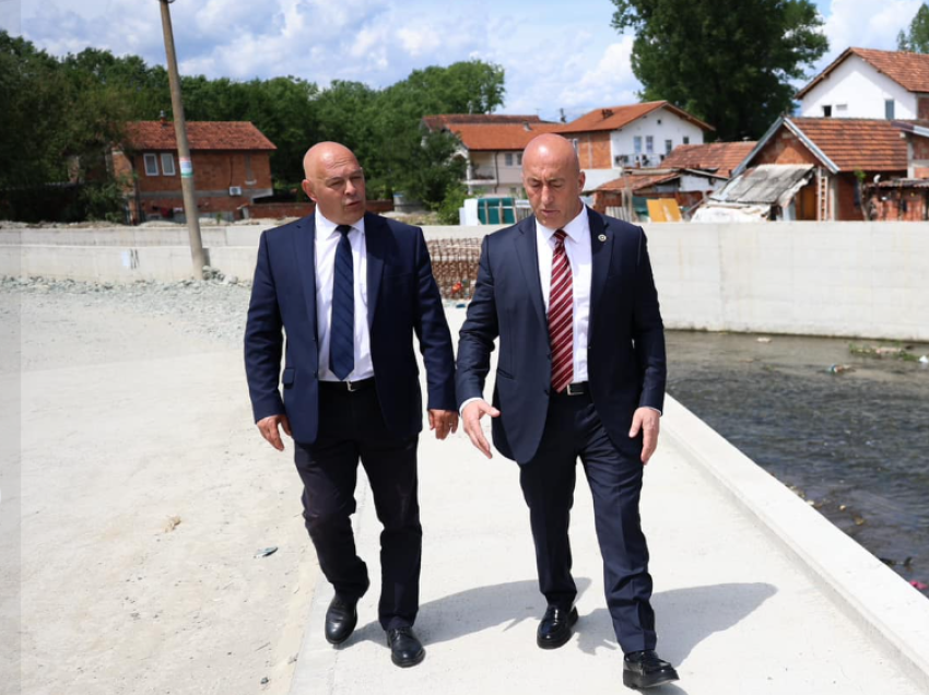 Haradinaj shkon në Gjakovë, lavdëron punën e kryetarit Gjini