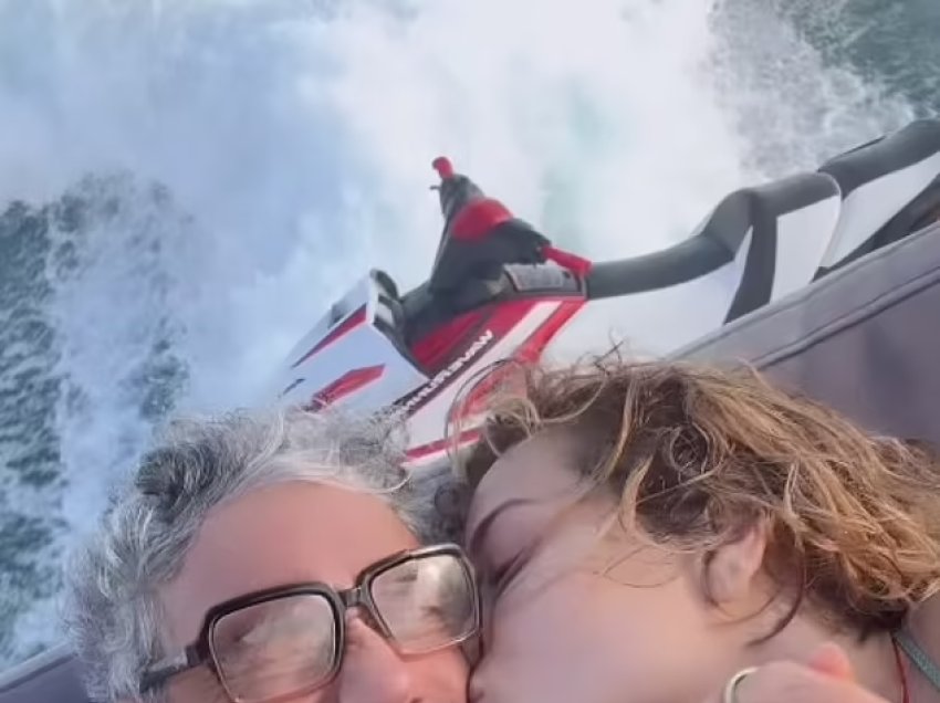 Rita Ora i jep një puthje të ngrohtë burrit të saj