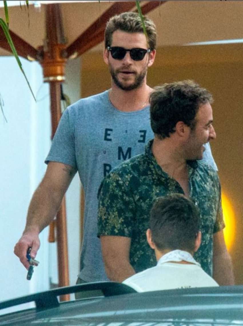 Image result for Liam Hemsworth pas ndarjes kalon mÃ« shumÃ« kohÃ« me miq