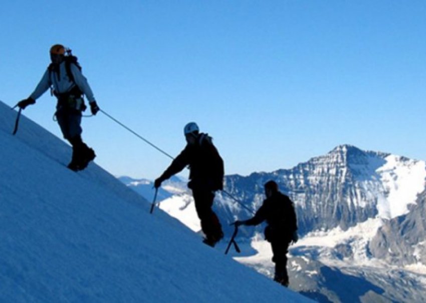 Alpinisti rrëzohet nga Mali i Tomorrit - Bota Sot
