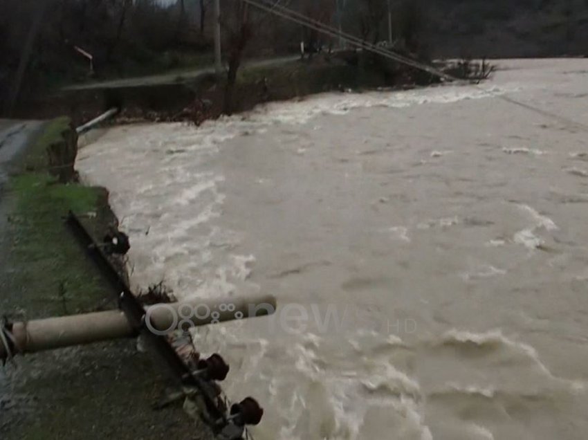Pas përmbytjes uji bllokon familjet në Torovicë, lumi shembi rrugën në Mirditë