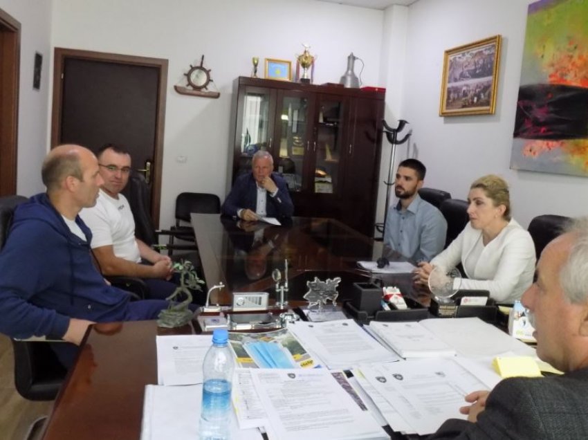 Kryesia e Klubit të Karatesë “Fushë-Kosova” u prit në zyrën e kryetarit Burim Berisha