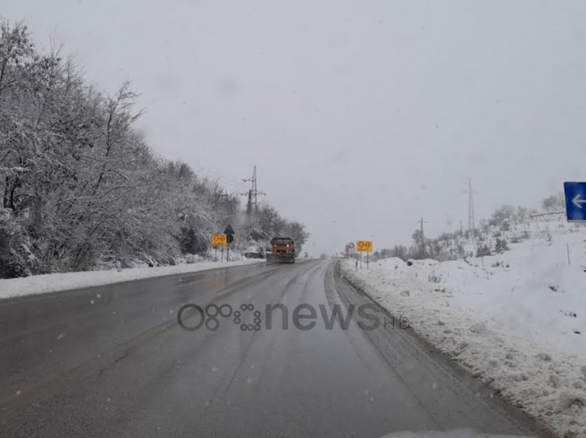 Moti i keq, vazhdojnë reshjet e borës në qarkun e Korçës