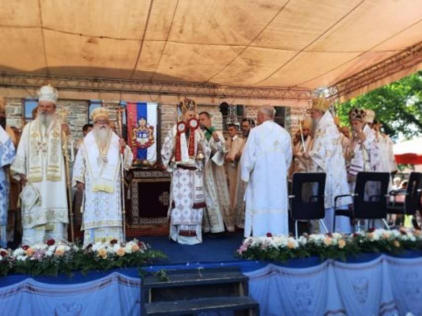 Patriarku i Kishës serbe mban liturgjinë në Graçanicë, Rakiq e Jevtiq pjesëmarrës