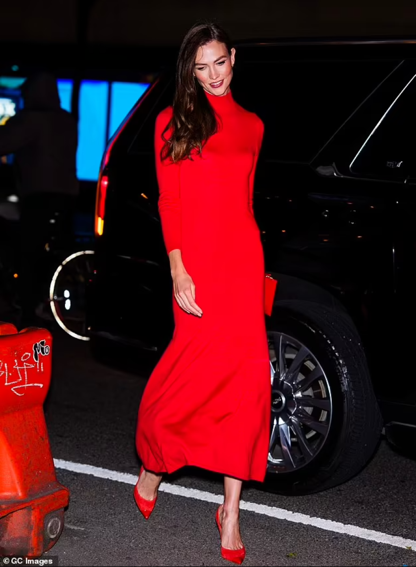 Karlie Kloss mahnit në një fustan të kuq  teksa merr pjesë në një event të modës