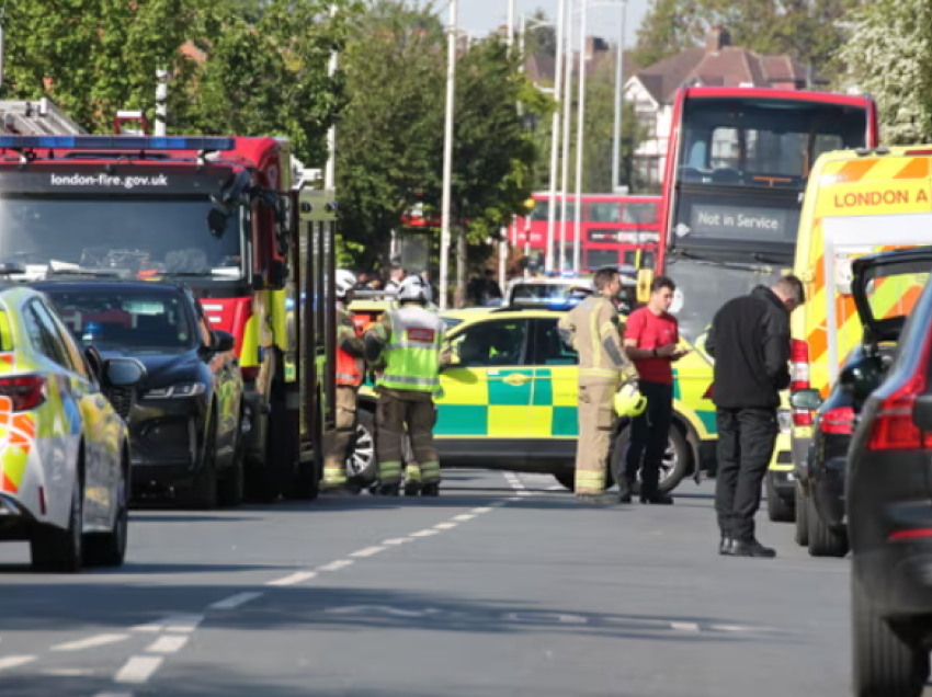 Vdes 13-vjeçari pas sulmit me shpatë nga një burrë në Londër