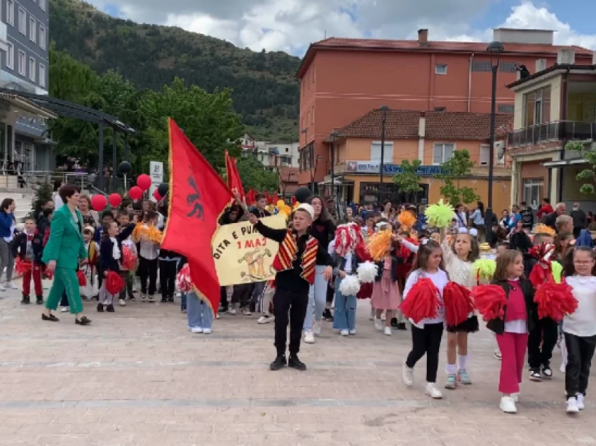 Dita e Punëtorëve pritet me festë në Bulqizë, nxënësit e 9-vjeçares e shfrytëzojnë për të promovuar kulturën