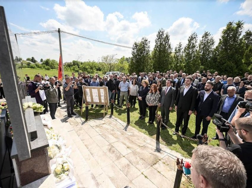 Kurti përkujtoi me homazhe të vrarët e masakrës në Nabërgjan të Pejës