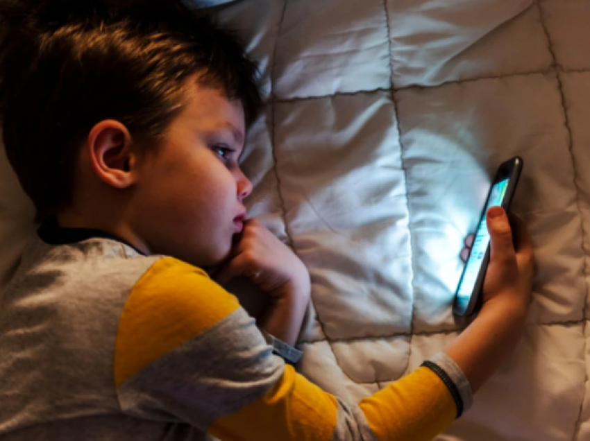 Ndaloni telefonat inteligjentë për fëmijët nën 13 vjeç – televiziorin nën 3 vjeç