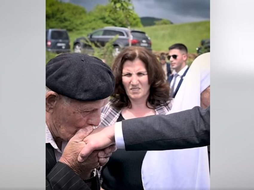 Dalin pamjet/ Plaku ia puth dorën kryeministrit Kurti në përvjetorin e masakrës në Studime