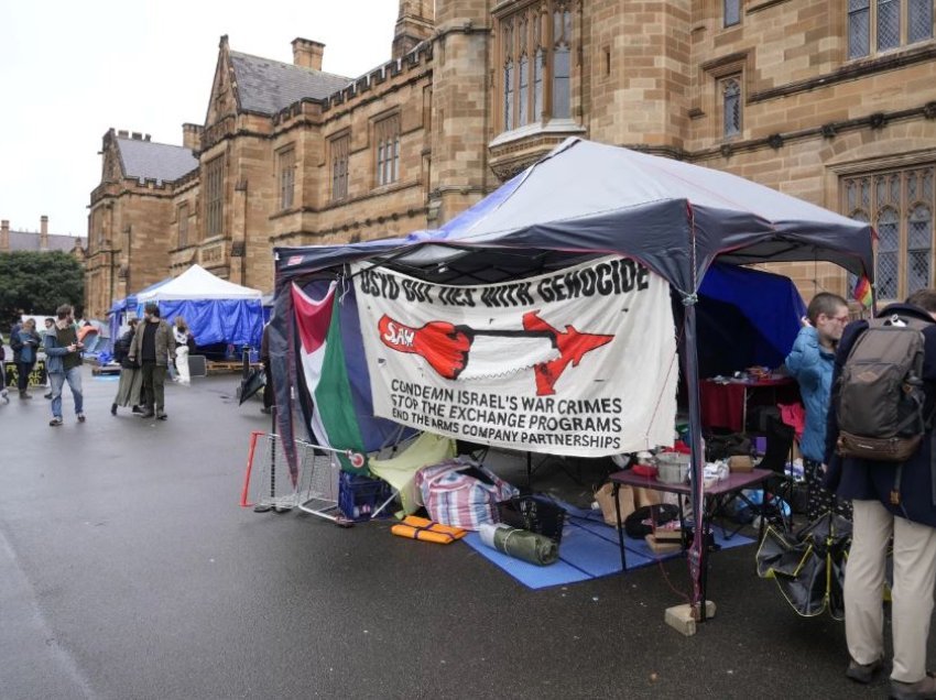 Protestuesit pro-palestinezë dhe ata pro-izraelitë përleshën para kampusit universitar në Australi