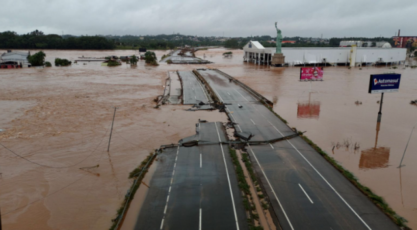 Dhjetëra të vdekur dhe rrugë të kthyera në lumenj  Brazili goditet nga përmbytjet