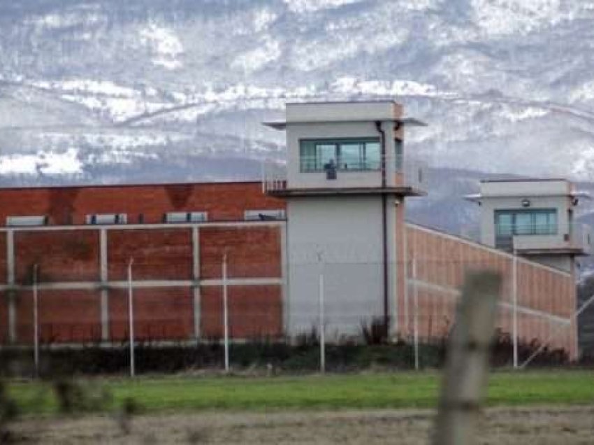 Burgu i Dubravës: Parandalohen dy raste të kontrabandës, tentuan të fusin dy telefona dhe 750 euro