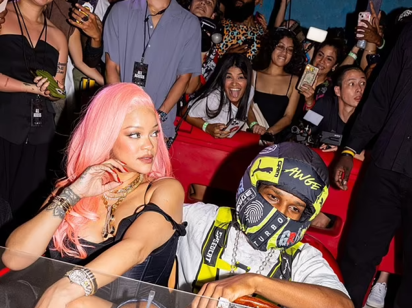 Rihanna vazhdon të tregojë flokët e saj rozë, teksa shfaqet bashkë me ASAP Rockyn