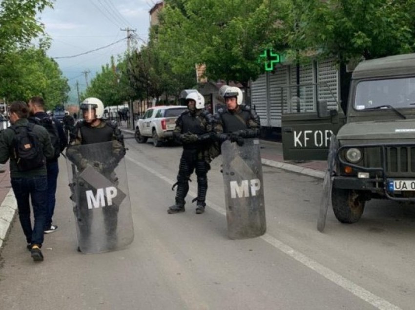 ​Sulmohen me shishe xhami automjetet e Policisë së Kosovës dhe KFOR-it në Leposaviq