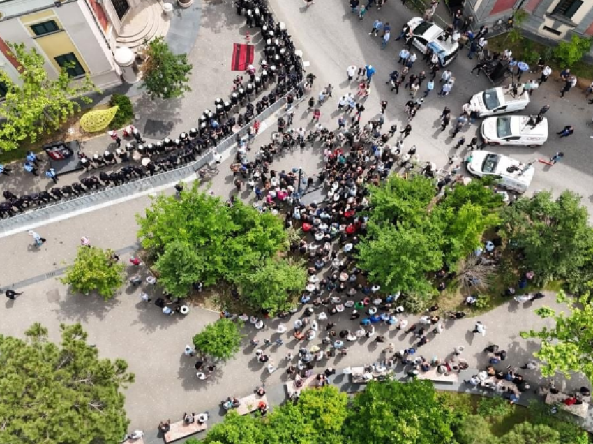  Protesta e Rithemelimit para bashkisë, nga “Veliaj ik”, bëhet “Lironi Berishën”