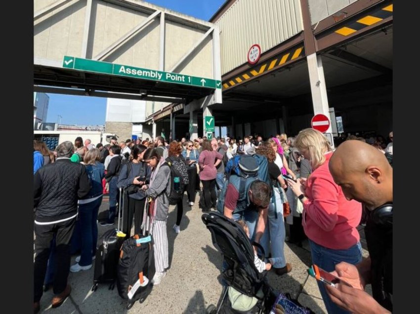 Kaos në aeroportin e Londrës pas alarmit për zjarr, evakuohen udhëtarët! Vonohen fluturimet