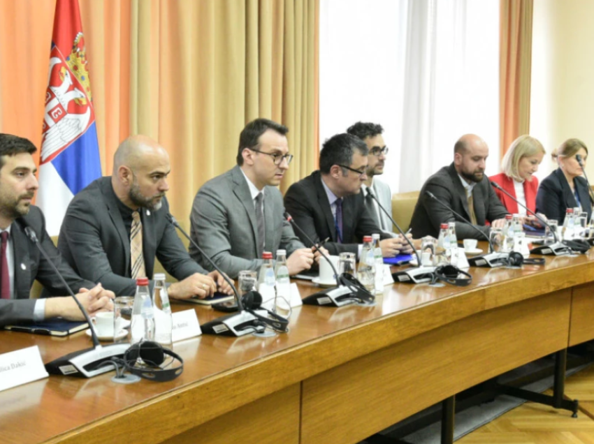 Petkoviq takohet me ambasadorët e QUINT-it për dinarin, akuzon Kosovën