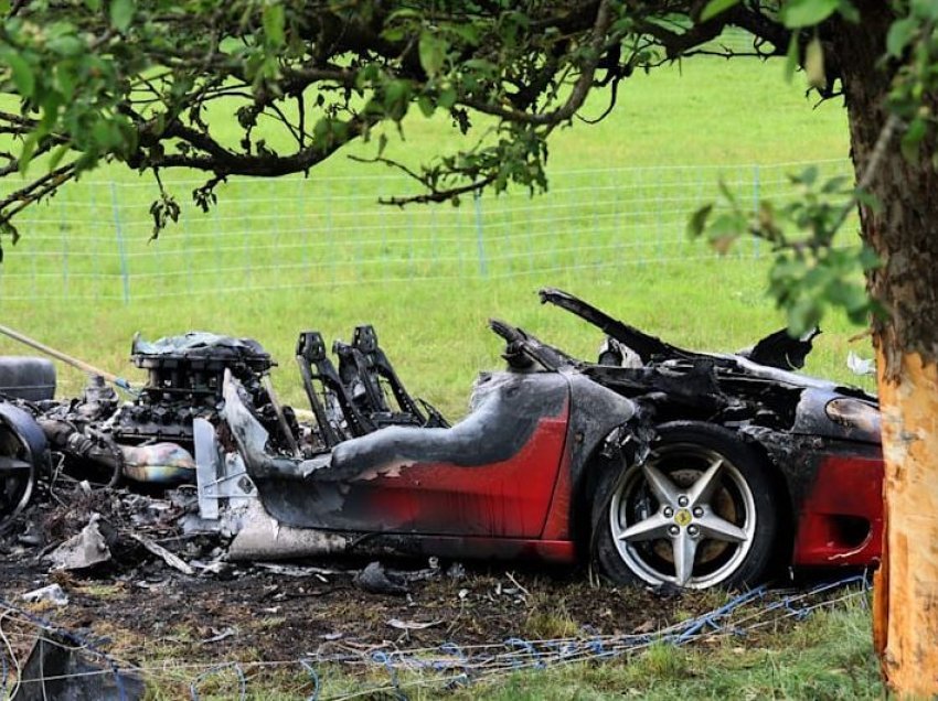 Ferrari digjet plotësisht pas përplasjes në një pemë, shpëtojnë shoferi e pasagjeri