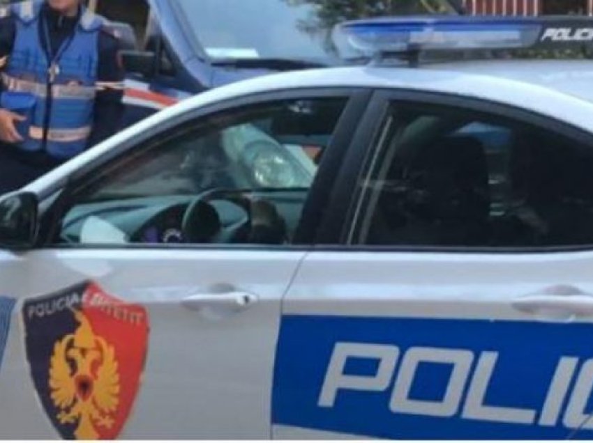 Dalin pamjet/ Polici shqiptar kapet duke u puthur me të dashuren në veturën policore
