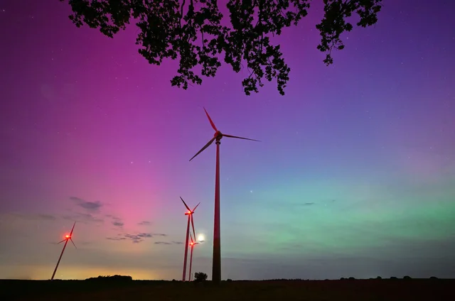 Stuhia e rrallë diellore dhuron shfaqje magjepsëse me aurora shumëngjyrëshe