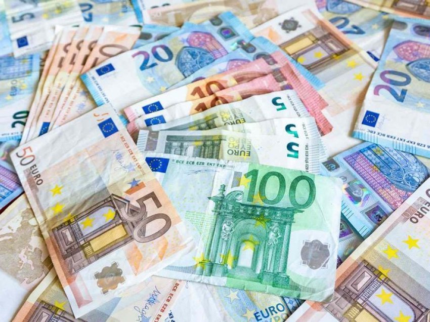 Monedha euro shkon nën 100 lekë, po gjatë sezonit turistik çfarë pritet?
