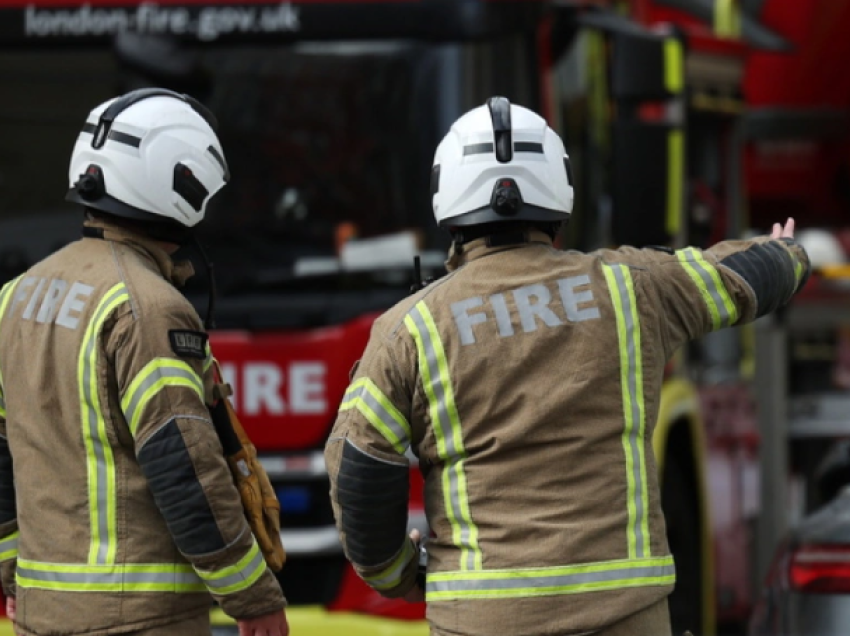 Zjarri me dy viktima në Britani, arrestohen dy të rinj nën dyshimin për vrasje