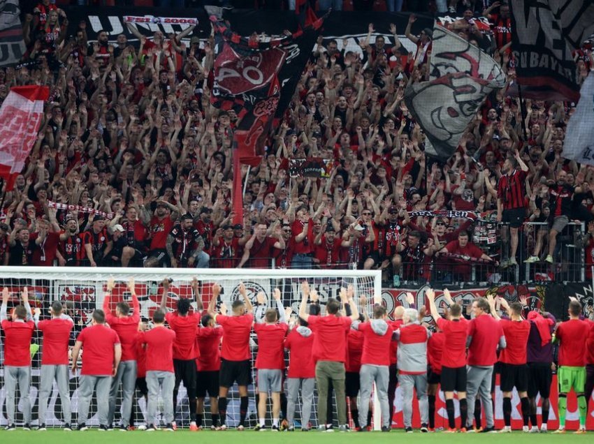 Bayer Leverkusen fton tifozët të përjetësojnë sezonin historik
