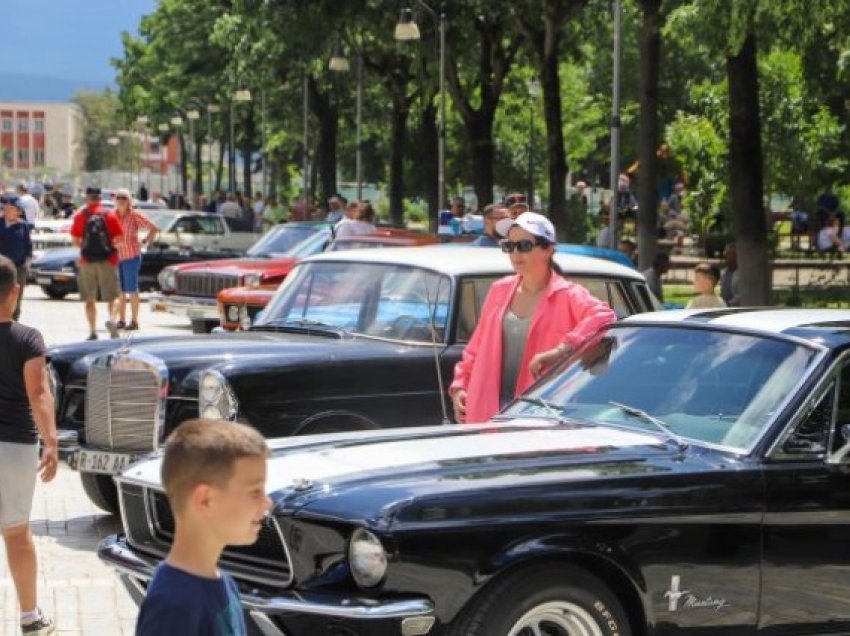Festivali i makinave retro “pushton” Beratin, aktivitete për të gjitha moshat