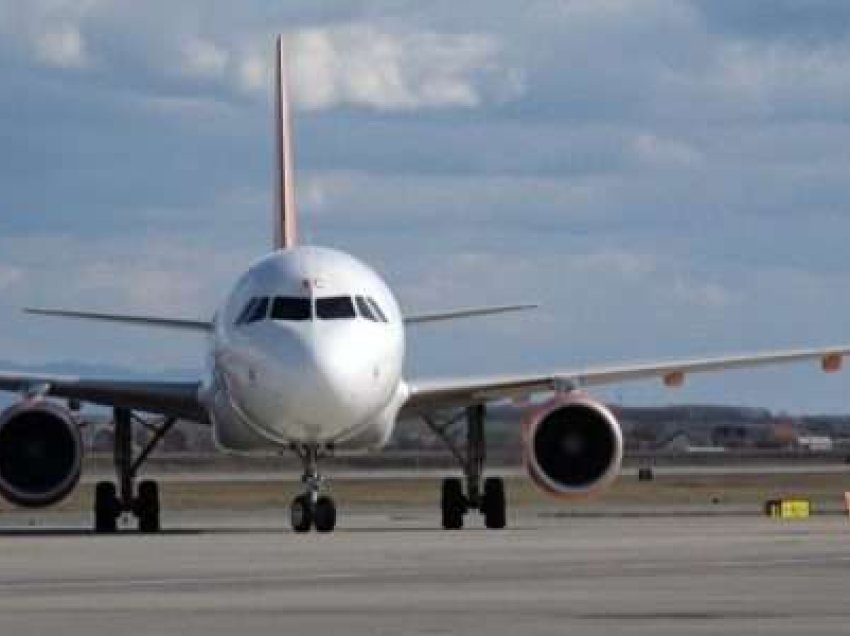 Aeroplani i linjës Lion-Stamboll bëri ulje emergjente në aerportin e Tiranës, pasagjeri preu venat e dorës